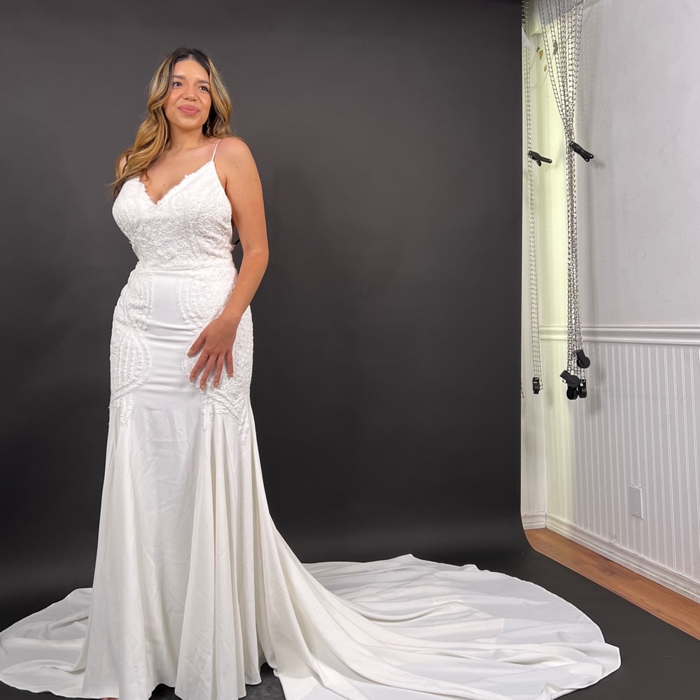 Pronovias Mermaid, White Lace Wedding Dress w/ beautiful train and open back - Picture 3 of 6